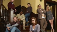 Persons Unknown Um drama repleto de suspense, no qual um grupo de sete estranhos terá que se unir para solucionar o quebra-cabeça das vidas deles. Todos eles foram retirados de suas vidas cotidianas e foram levados para...