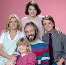 Meredith Baxter com o elenco de Family Ties